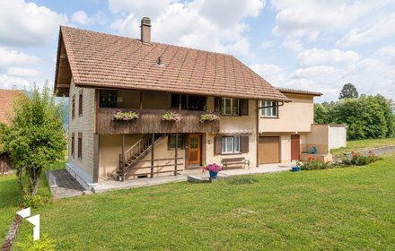 Idyllisch gelegenes Zwei-Generationen-Haus